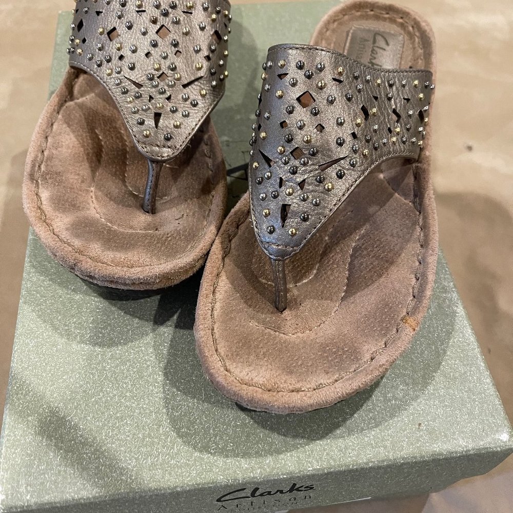 Gold Clark's Artistan thong sandals 5.5M